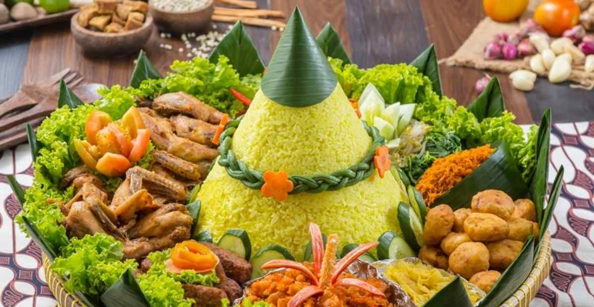 Nasi Kuning makanan khas kalimantan yang gurih dan lezat