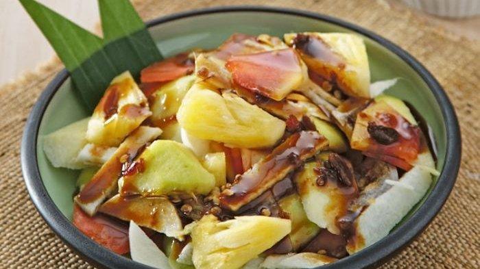 Rujak Kuah Pindang Bali: Perpaduan Segar dan Pedas yang Menggugah Selera